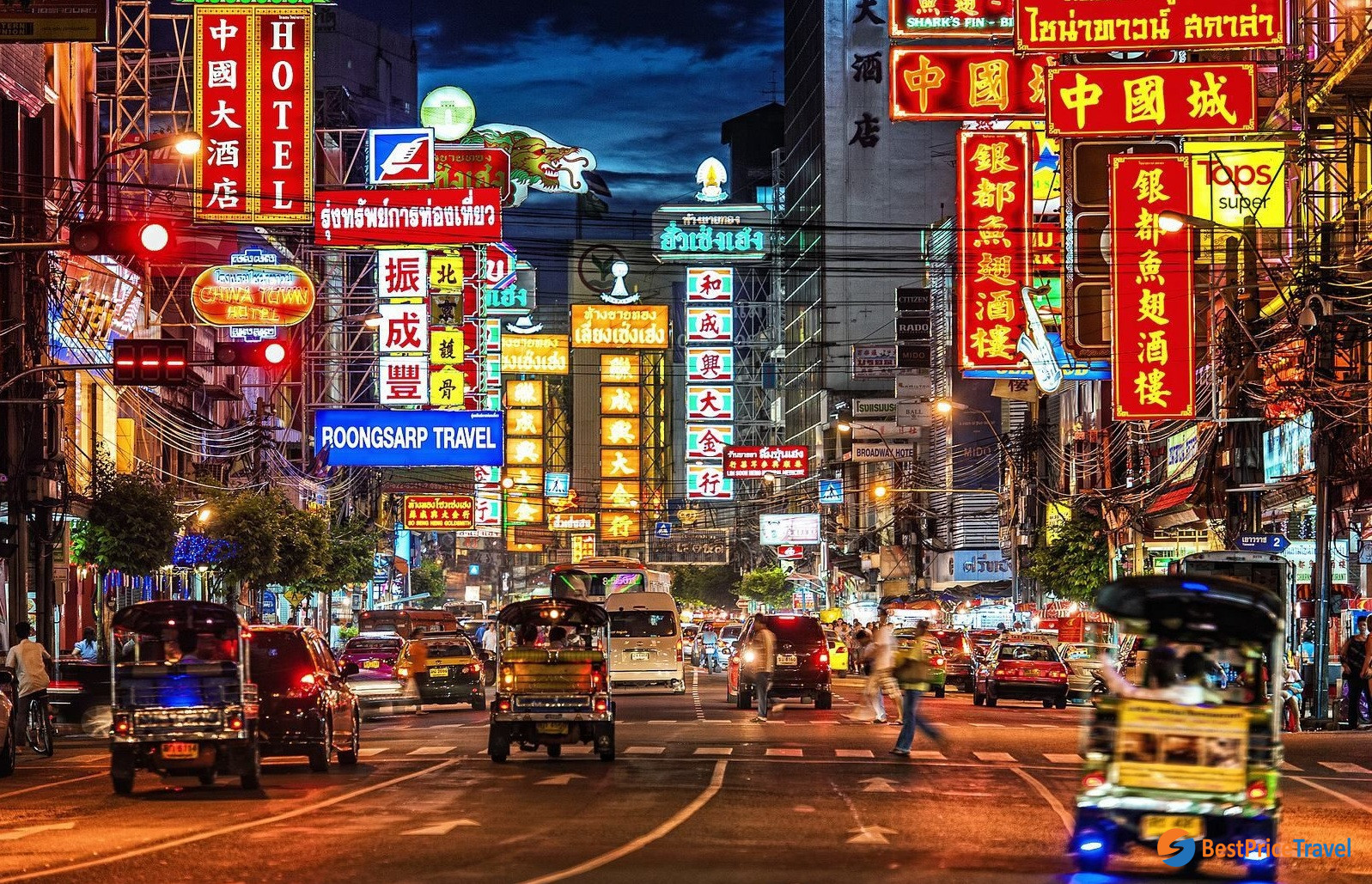 Chinatown (Yaowarat): Famous for busy lanes, gold shops, and night street food.