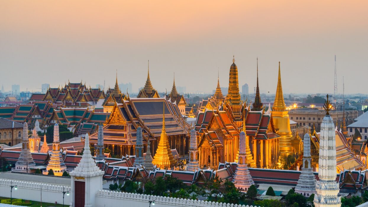 Old City (Rattanakosin): Home to historic sites like the Grand Palace and Wat Pho.